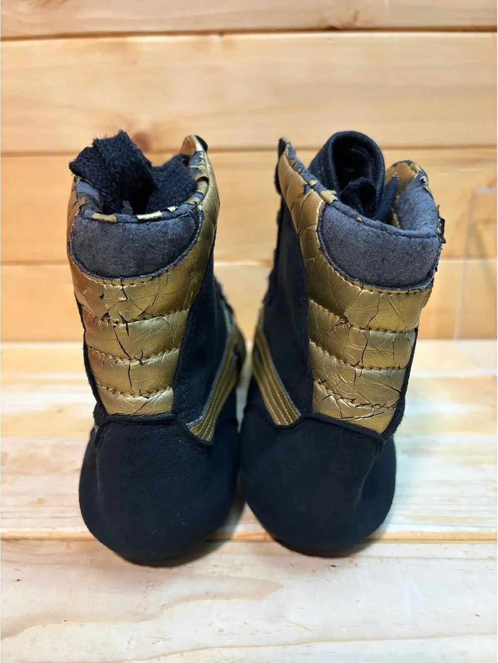 Asics Dan Gable Wrestling shoes in black / Gold - Mens size 9